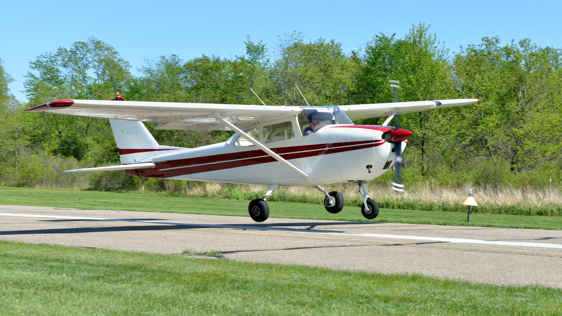 piston plane taking off